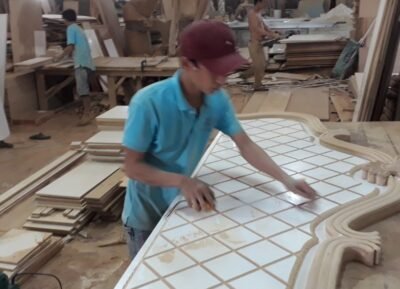 Thợ mộc sản xuất giường ngủ