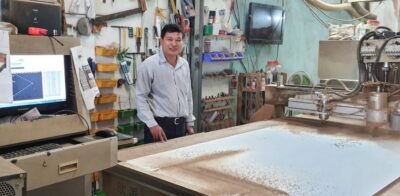 Thợ mộc cắt ván bằng máy cnc