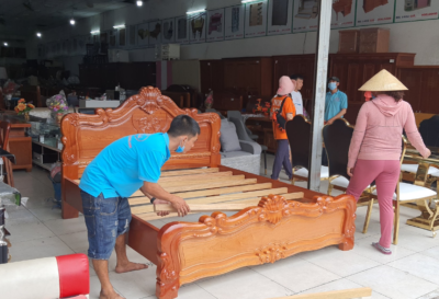Giường ngủ gỗ tại cửa hàng nội thất Thái Bình